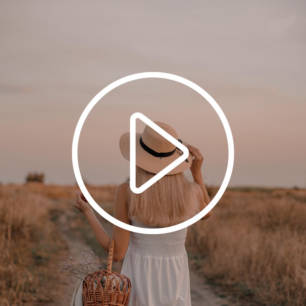 Women with hat in pastel colours